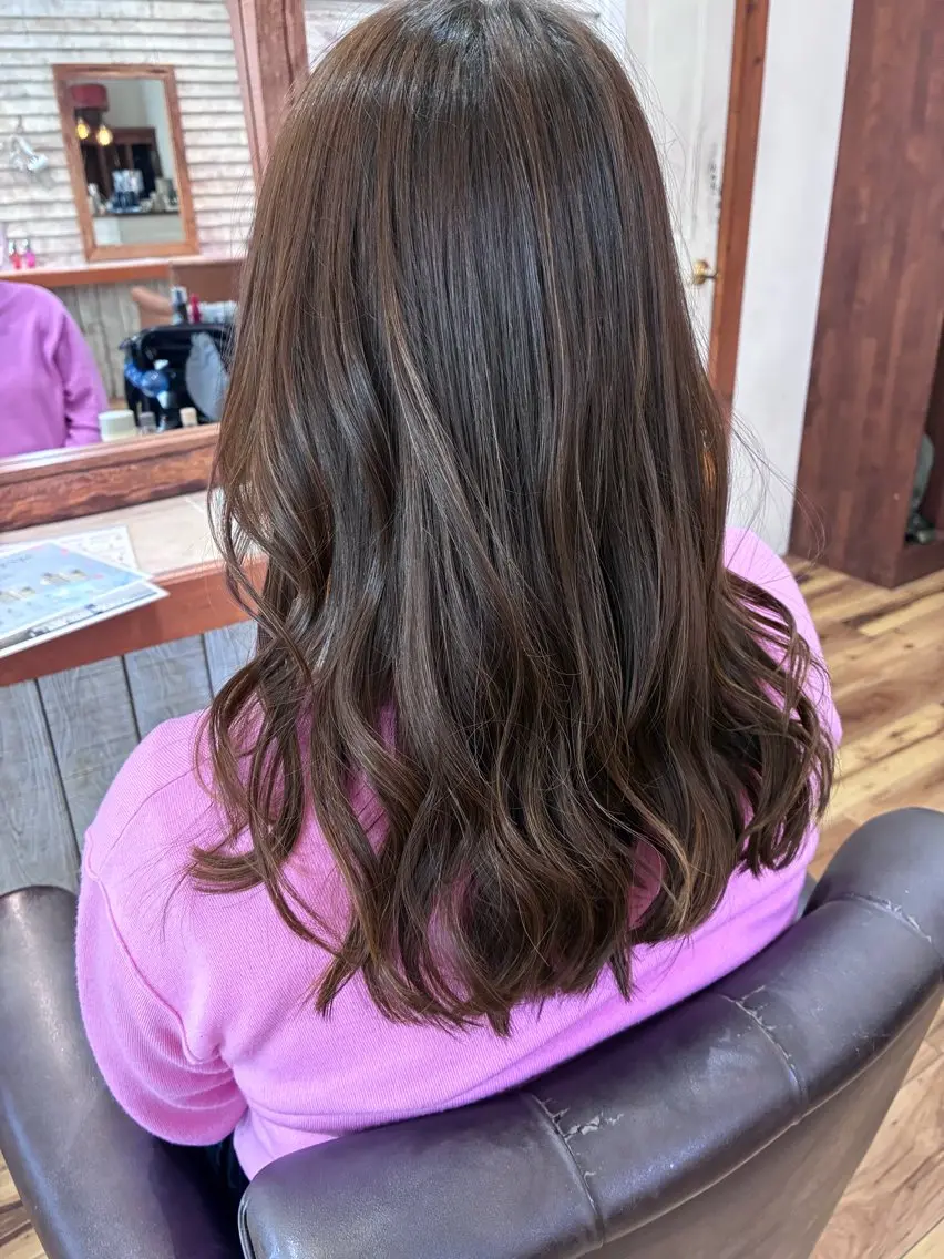 セミロング カット ヘアカラー トリートメント 秋田弥生 /縮毛矯正/艶カラーのヘアスタイル