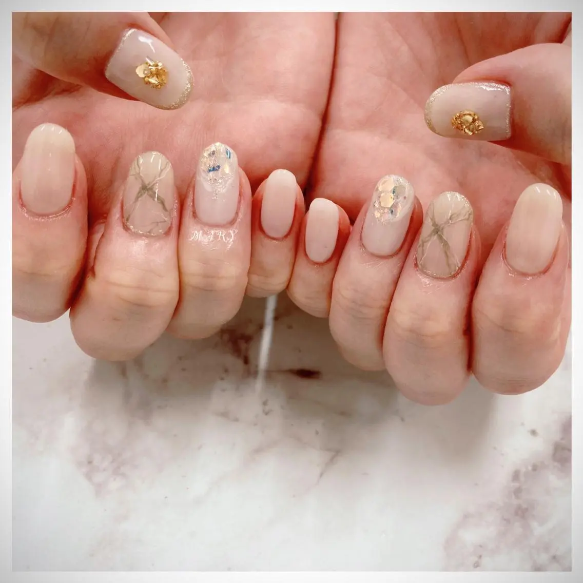 ネイル アートネイル 大理石ネイル(マーブル) ニュアンスネイル ワンカラーネイル ホワイト ハンドネイル Mary nail .narumiのネイルデザイン