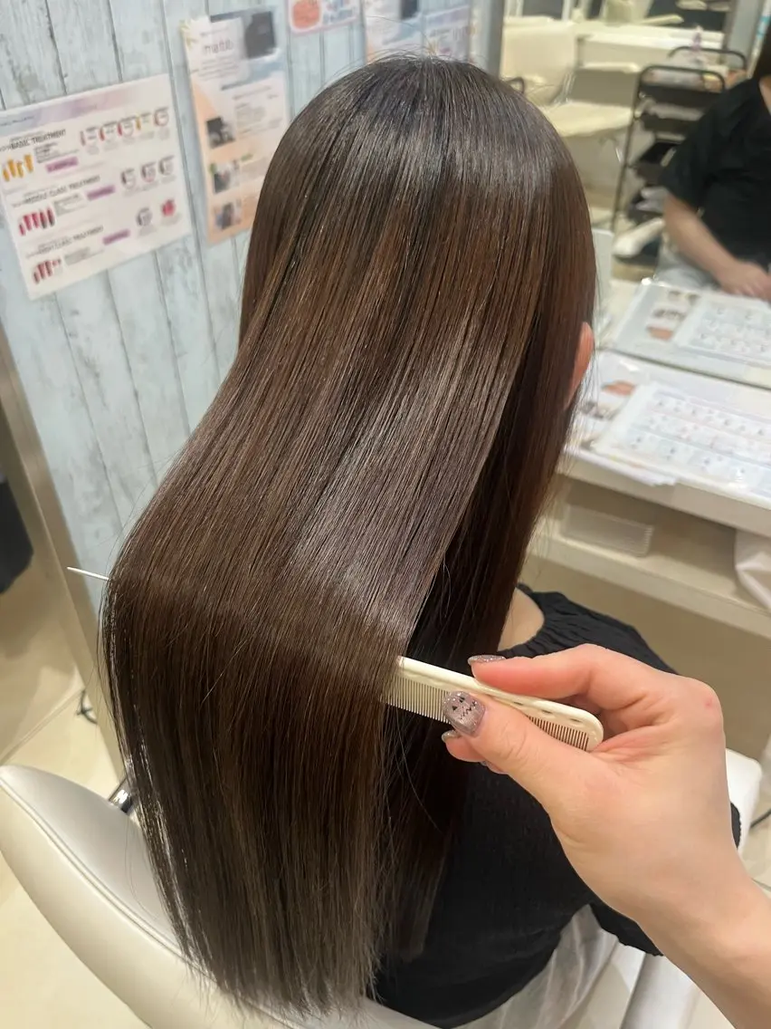 【白髪を魅せるへ】白髪ぼかしデザインカラー➕カット➕髪質改善カラー➕トリートメント✨ハイライト、イヤリングカラーインナーの写真