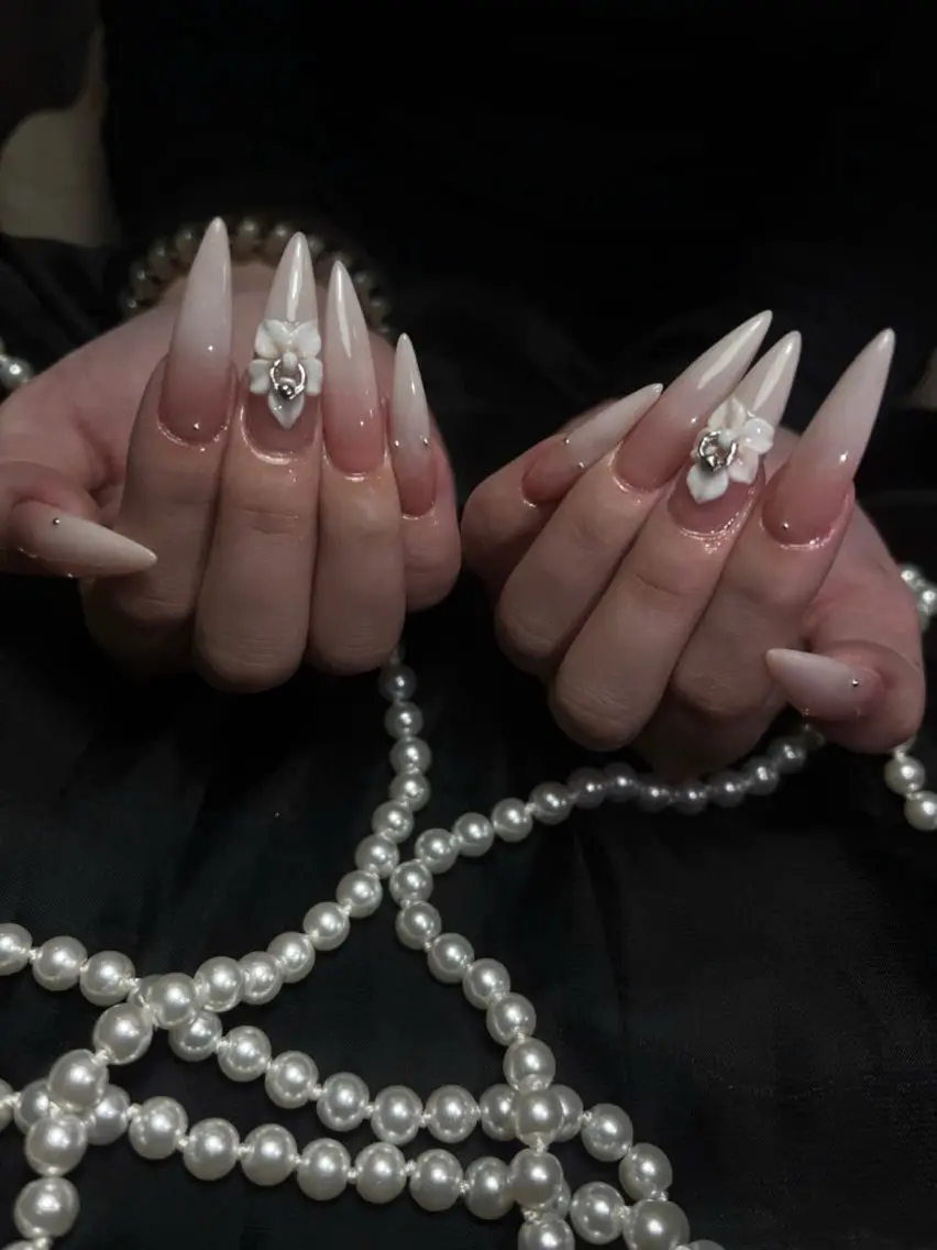 ネイル フラッシュネイル フレンチネイル グラデーション キラキラネイル 韓国ネイル ハンドネイル Hy nailsのネイルデザイン