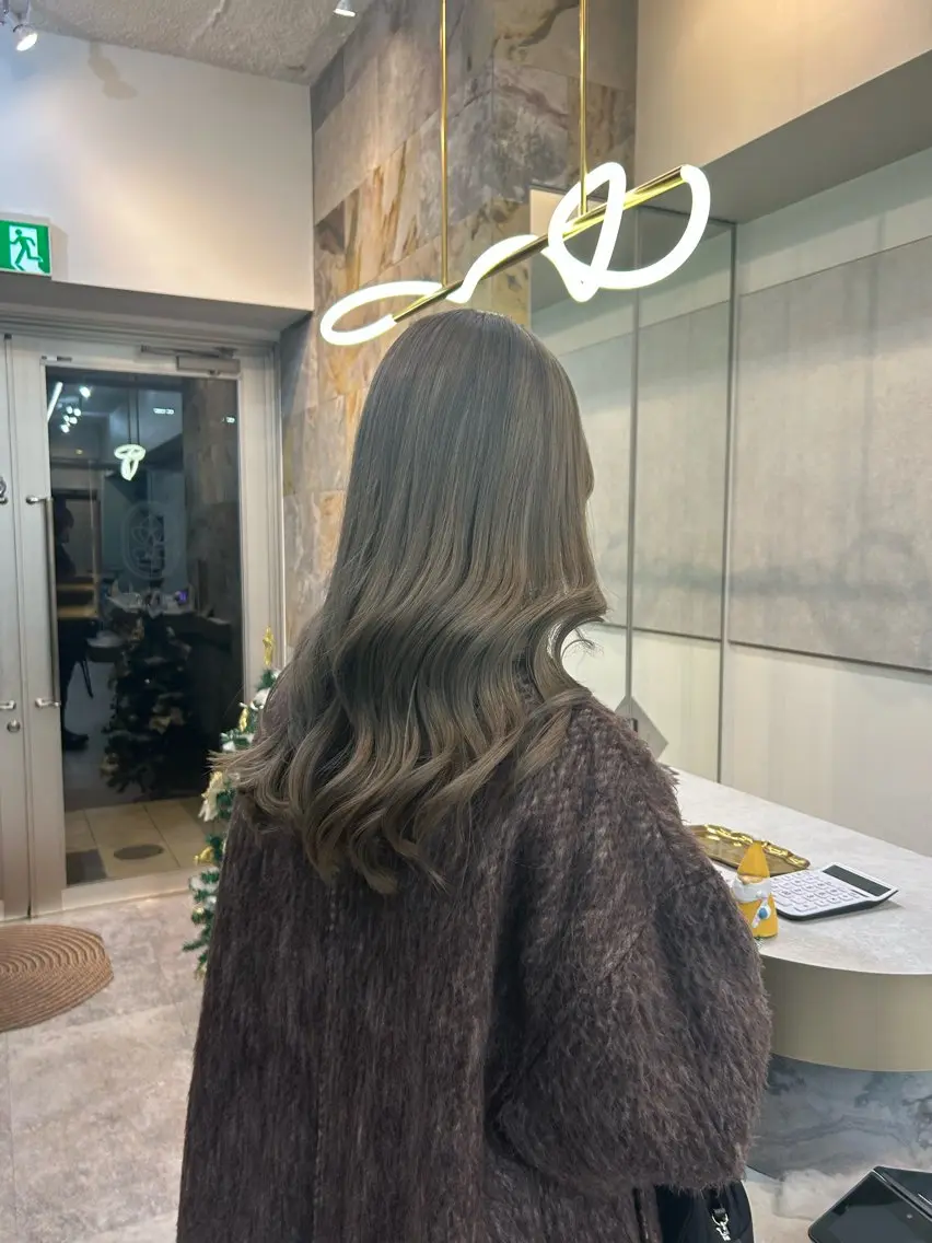 ロング カラー ブリーチ 透明感カラー グレージュ ヘアカラー LOA Ririのヘアスタイル