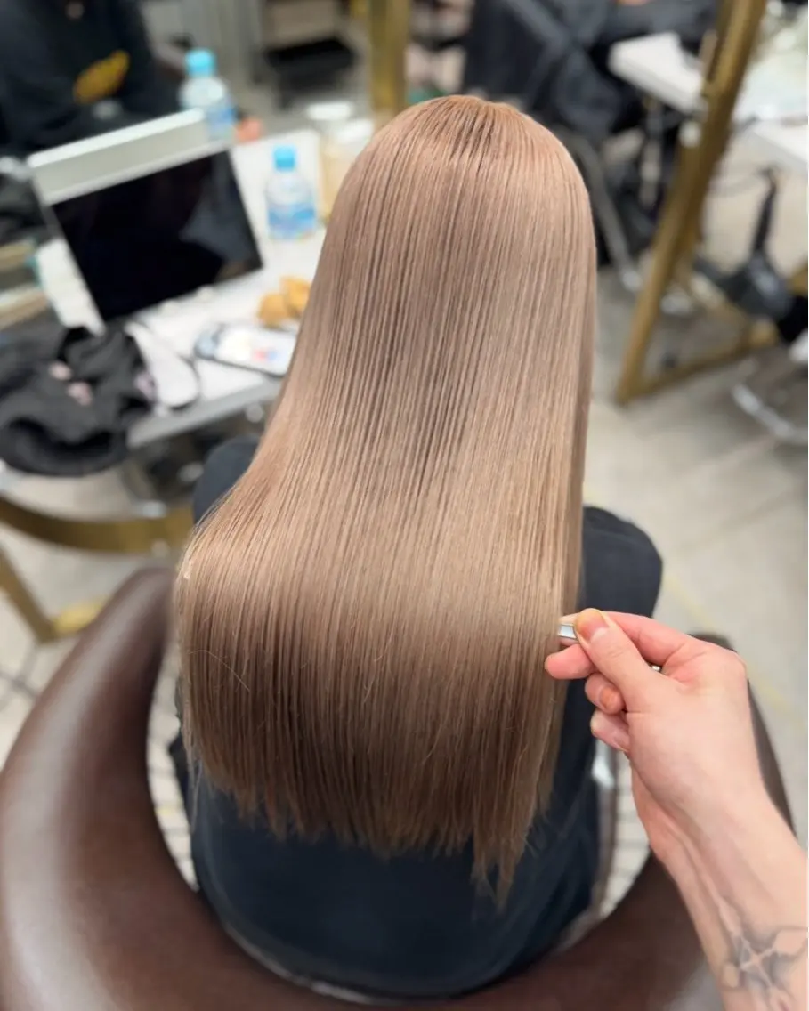 ロング カラー ヘアカラー トリートメント tomoya 透明感のグレージュのヘアスタイル