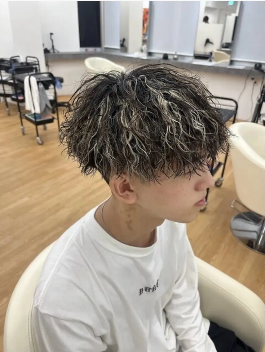 カラー メッシュ 高木 陸斗のヘアスタイル