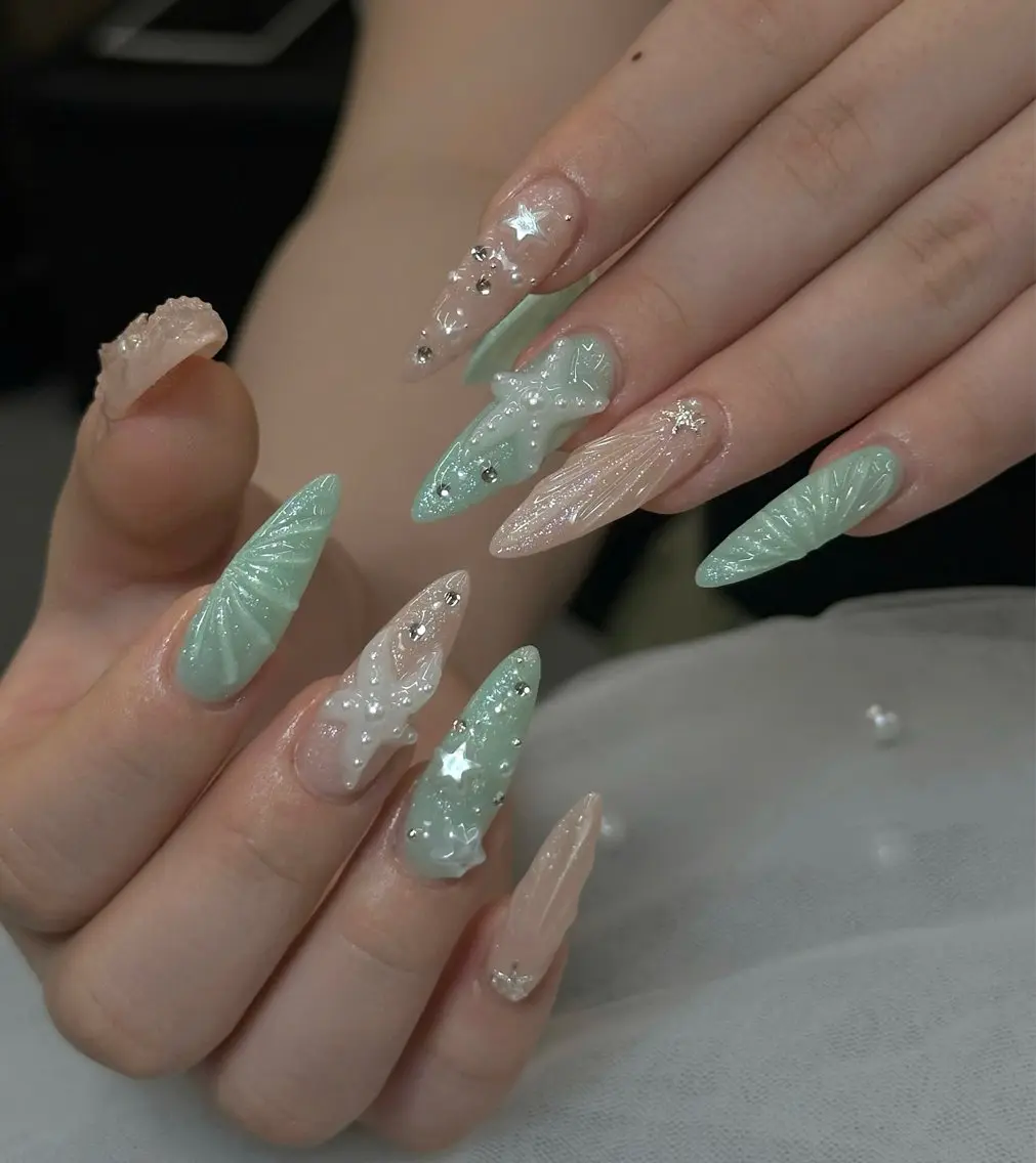 ネイル アートネイル クリアネイル グリーン キラキラネイル 韓国ネイル Iconic Nailのネイルデザイン