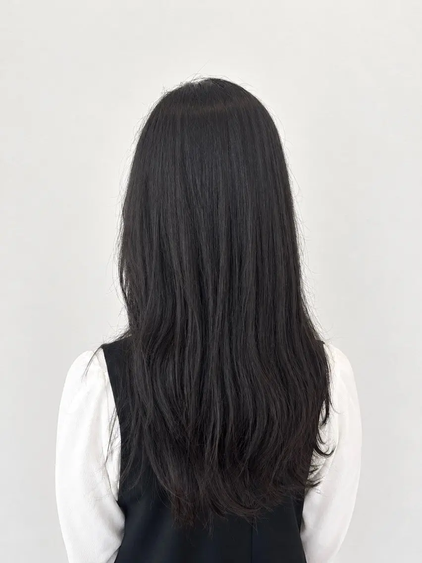 ロング カラー アッシュ アッシュグレー 透明感カラー ダークグレー ダークグレージュ カット ヘアカラー トリートメント 小村 悠花のヘアスタイル