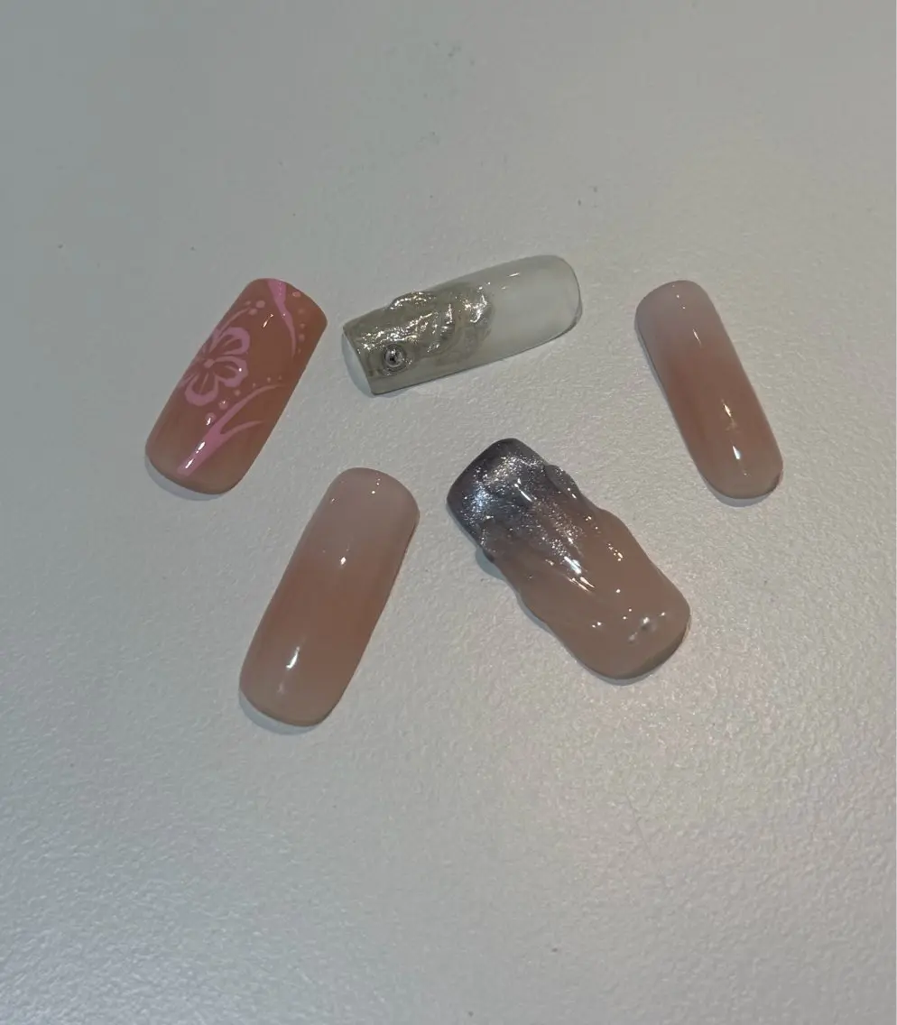 【オフ有り】プチやり放題🪄 片手指定アート(メニュー画像)、片手フレンチの両手デザイン違い🫧の写真
