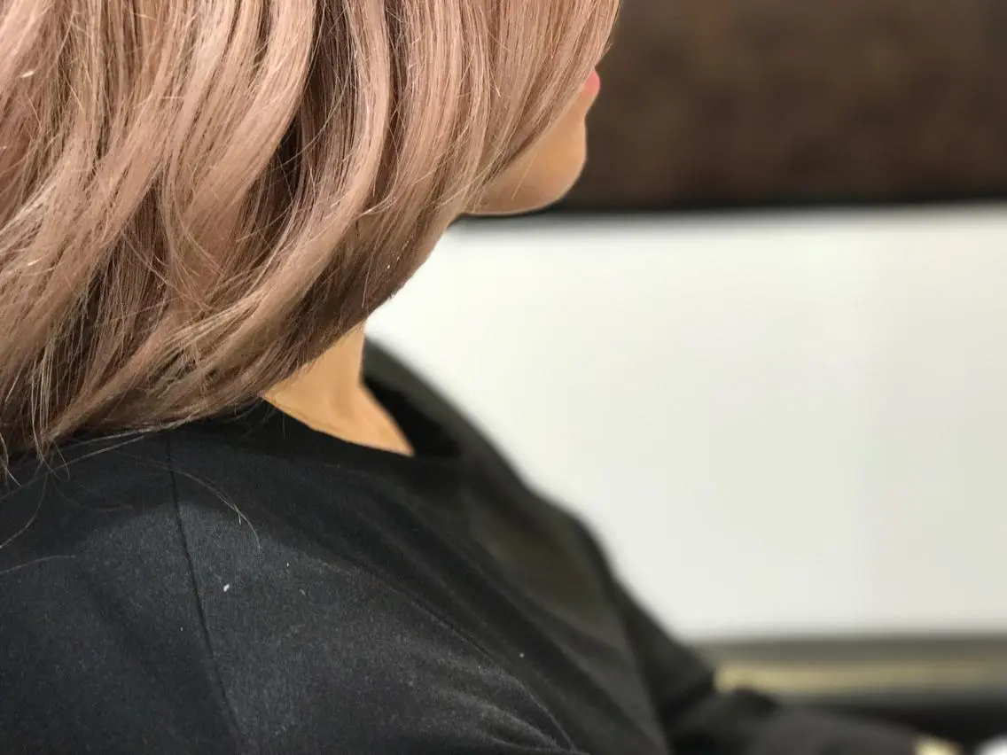 セミロング カラー ベージュカラー ミルクティーベージュ TAI透明カラー 柔らかい縮毛矯正のヘアスタイル