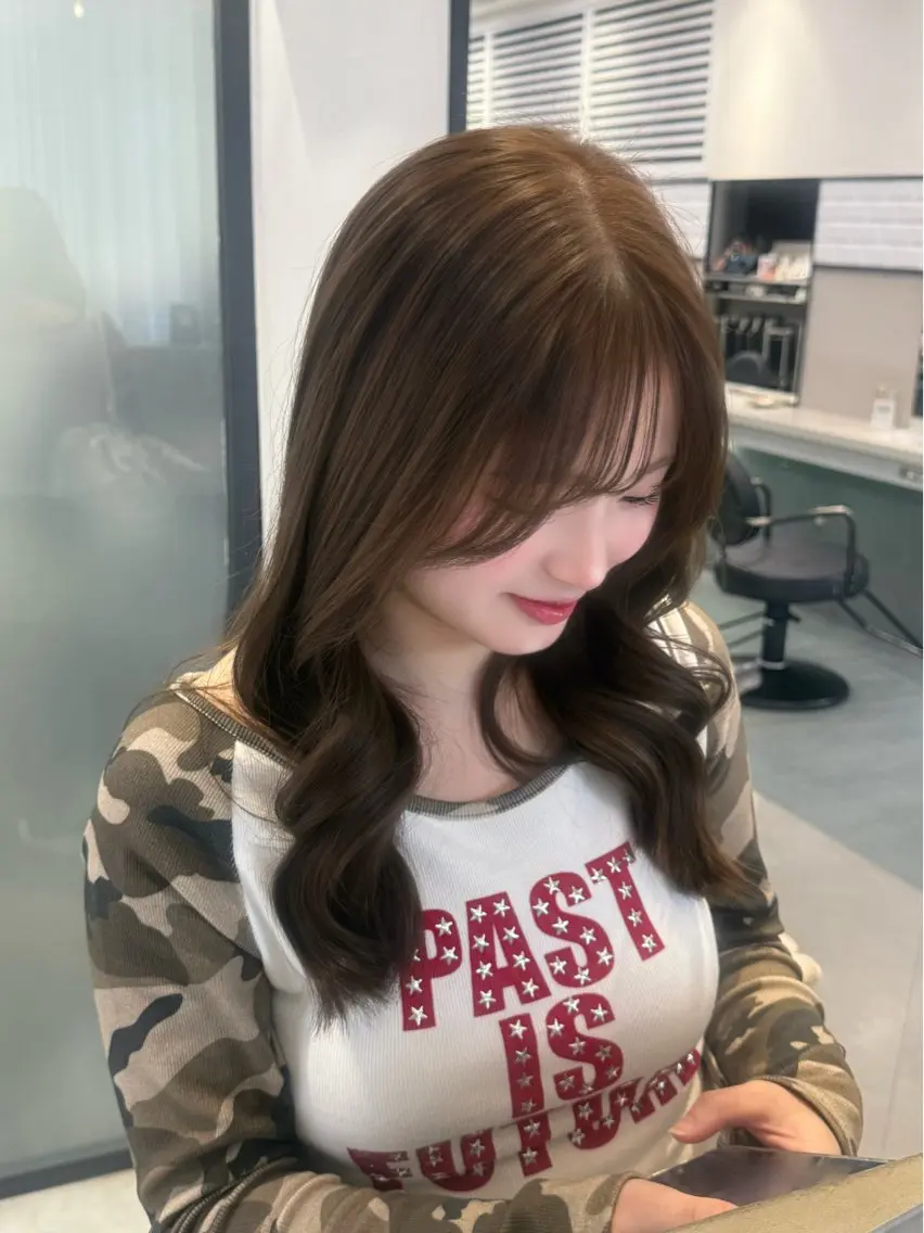 ロング カラー ロングレイヤー ベージュカラー ブリーチ 透明感カラー ダブルカラー ヘアカラー トリートメント もも/透明感/ 暖色カラー/韓国ヘアのヘアスタイル