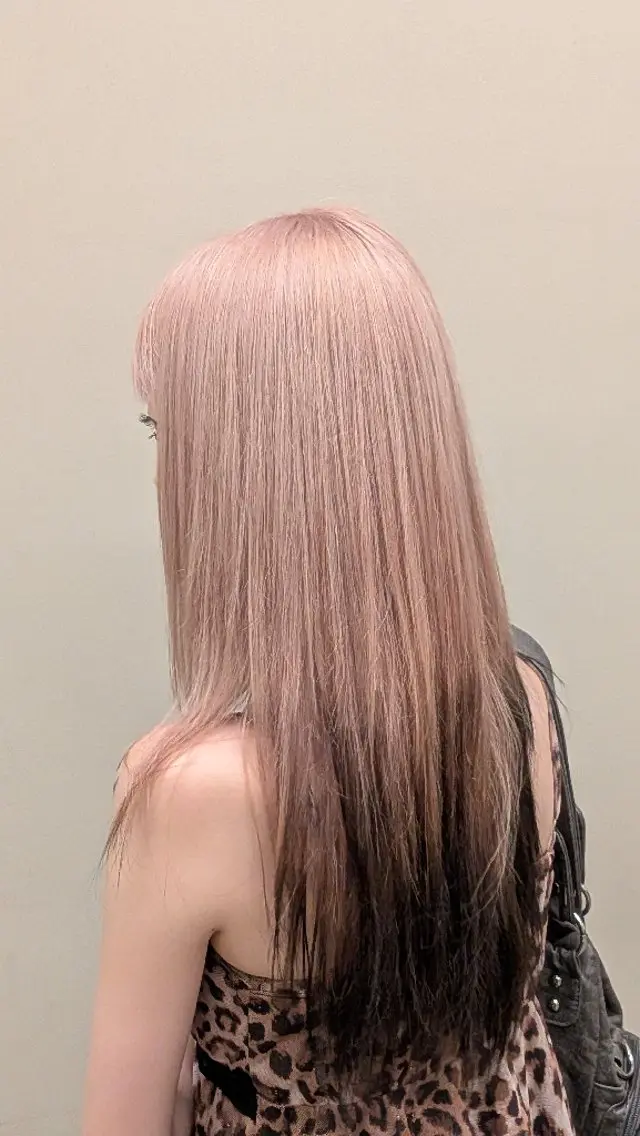 カラー ロング 佐藤 郁のヘアスタイル