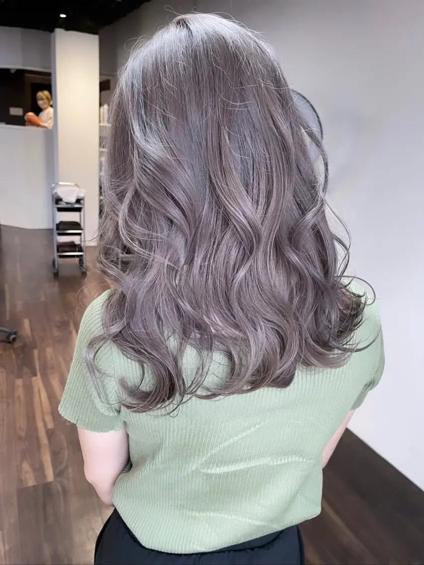 セミロング カラー ヘアアレンジ ベージュカラー ブリーチ イヤリングカラー ハイトーンカラー ミルクティーベージュ カット ヘアカラー トリートメント 髪質改善/レイヤー 縮毛矯正/ケラチン耀のヘアスタイル