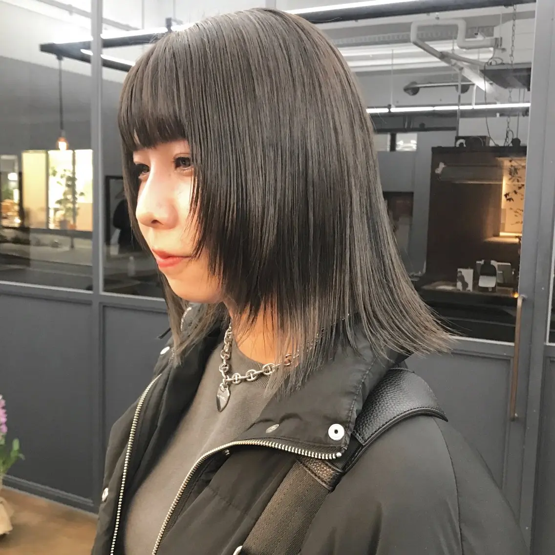 ミディアム カラー グレージュ 顔まわりレイヤー レイヤーカット ウルフカット カット ヘアカラー トリートメント ヘアセット ✂︎ウルフ・ショート ✂︎MIKUNIのヘアスタイル