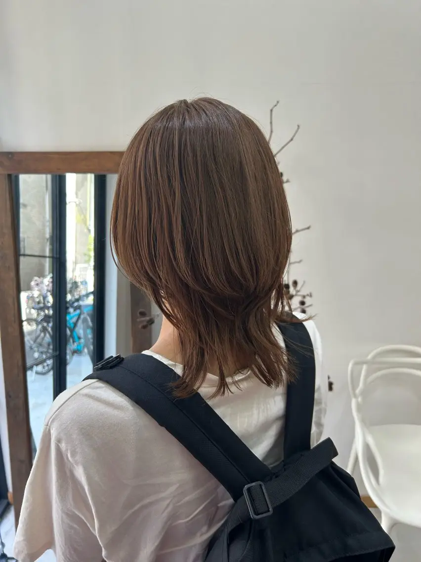 ミディアム ウルフカット なつめ🐶ショート ベージュカラーのヘアスタイル