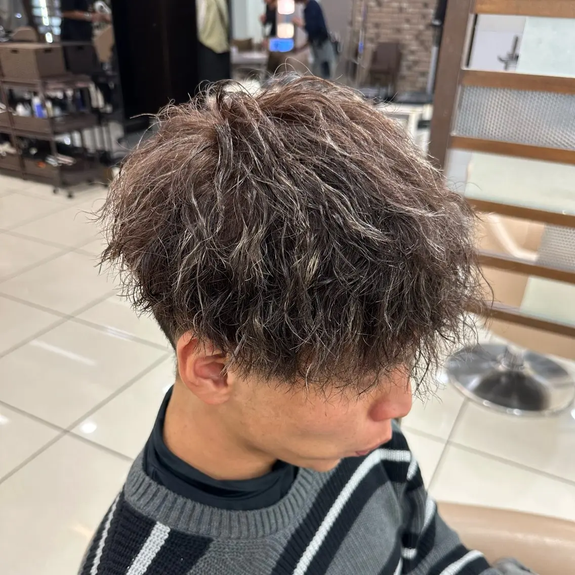カラー パーマ メンズ メンズ特化シャドウパ ーマラウンドマッシュのヘアスタイル