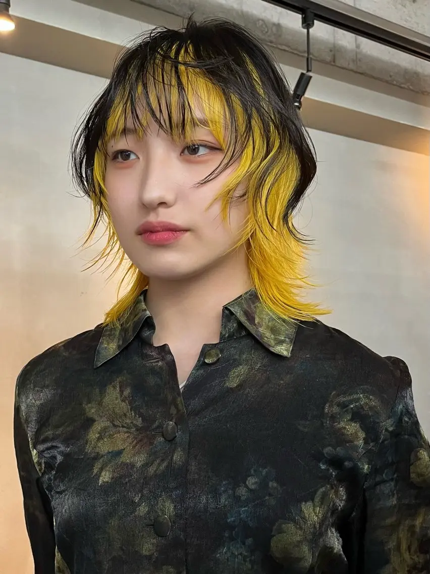 ミディアム カラー イエローカラー 顔まわりレイヤー 顔周りカット レイヤーカット ウルフカット ヘアカラー イツク ⚡️ ルーツ/ハイトーンのヘアスタイル