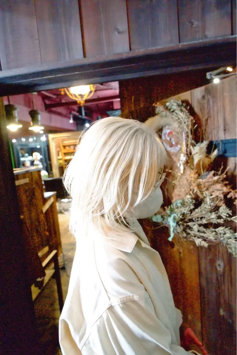ミディアム カラー ブリーチ 抜きっぱなしブロンド ブロンド カット ヘアカラー トリートメント 安藤悠里/ハイトーン /デザインカラーのヘアスタイル