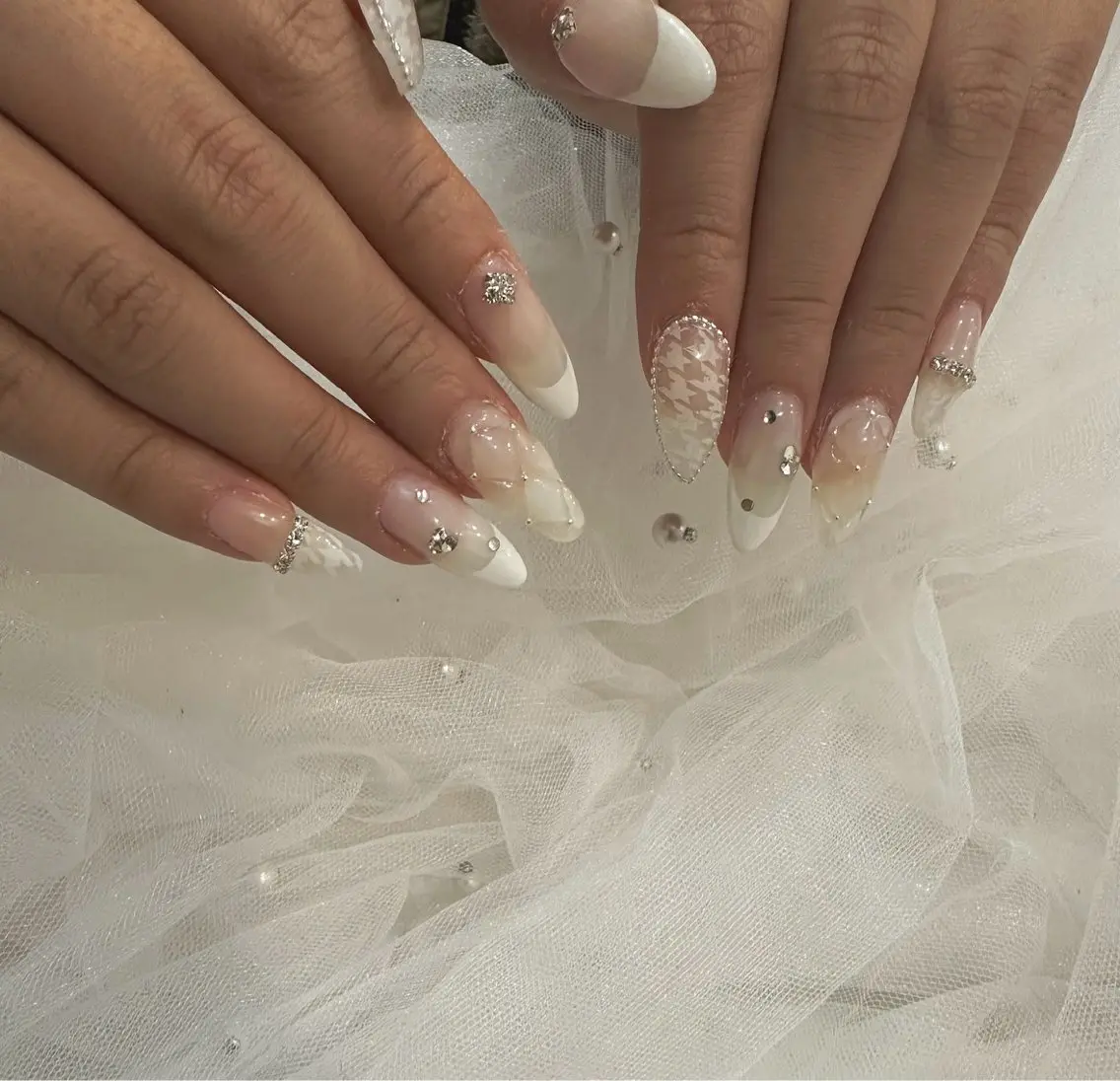 ネイル フレンチネイル ワンホンネイル ハンドネイル ハンドケア sara : salon ELVIのネイルデザイン