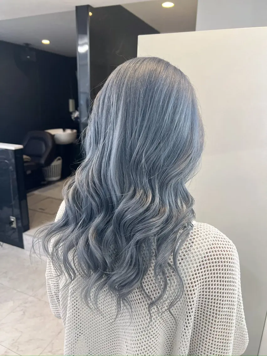ロング カラー ヘアカラー トリートメント 🦋REISA🦋 エクステ×ハイトーンのヘアスタイル