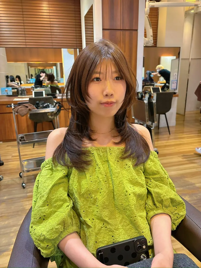 ミディアム カラー ミディアムレイヤー ベージュカラー オリーブベージュ レイヤーカット カット ヘアカラー 縮毛矯正 レイヤーカット /透明感/千葉怜寿のヘアスタイル