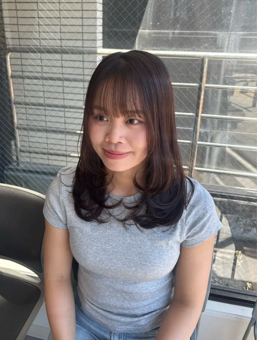 セミロング 浦川 麗美のヘアスタイル