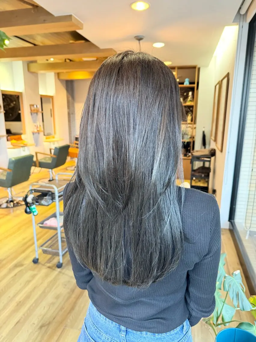 ロング カラー ブリーチ グレージュ ヘアカラー トリートメント ツキダテ ユイのヘアスタイル