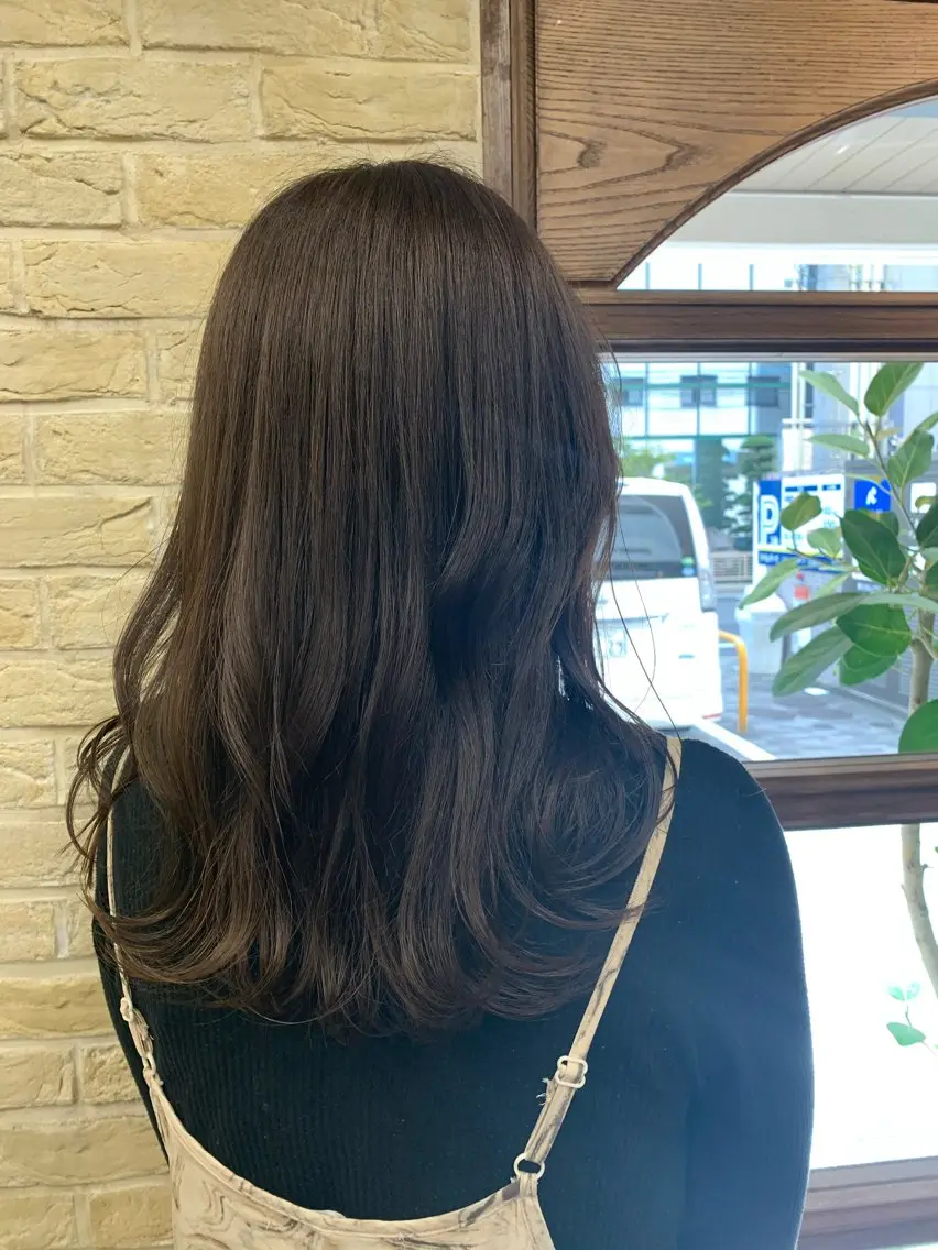 セミロング 河上 麻衣/白髪ぼかしのヘアスタイル