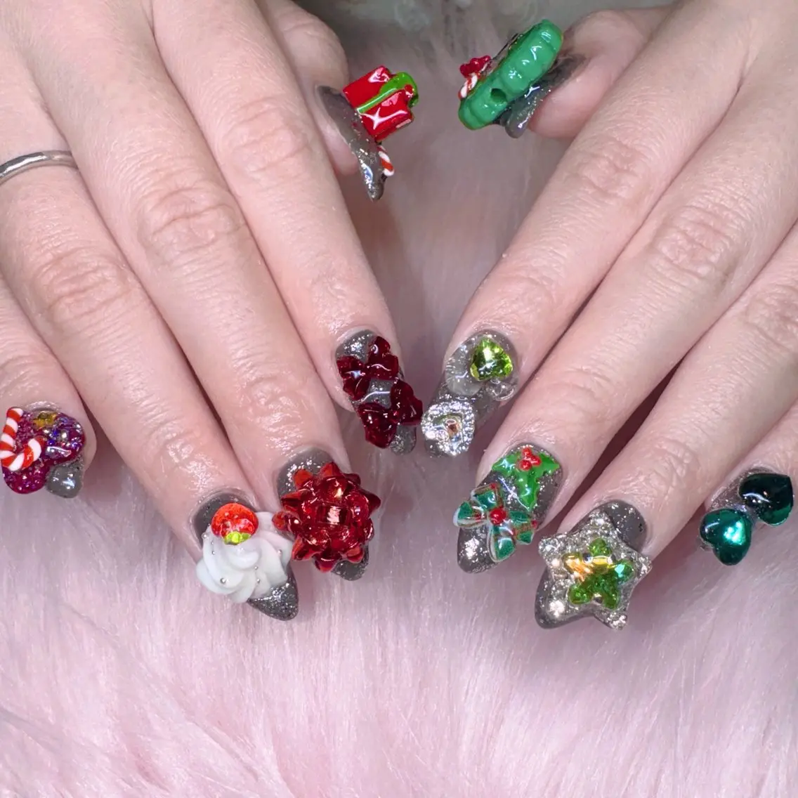 ネイル 冬ネイル クリスマス ハンドネイル RIEKO🍒 ワンホン♡推しネイルのネイルデザイン