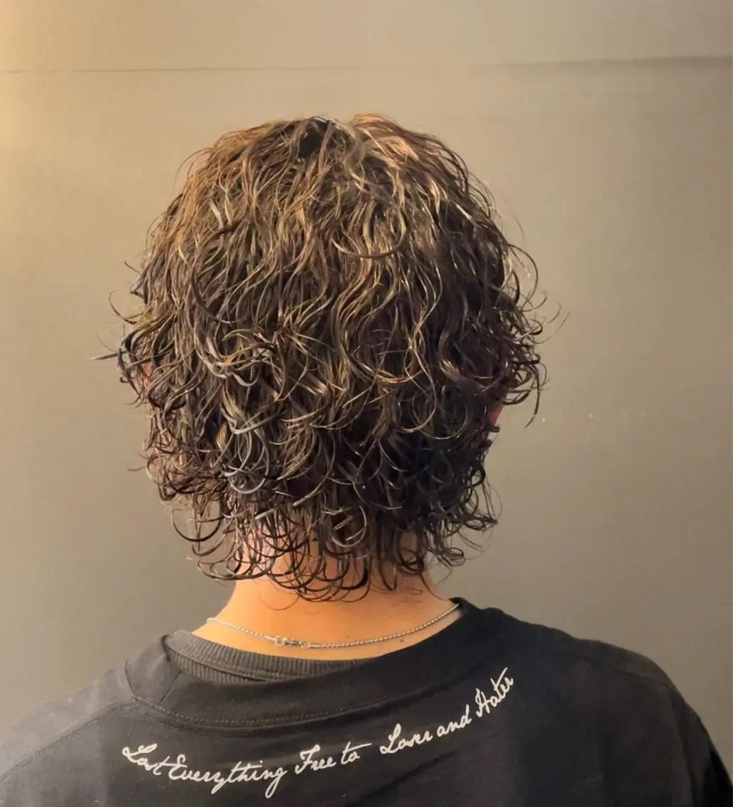 メンズ 波巻きパーマ メンズウルフカット ウルフカット 和湯 航輝のヘアスタイル