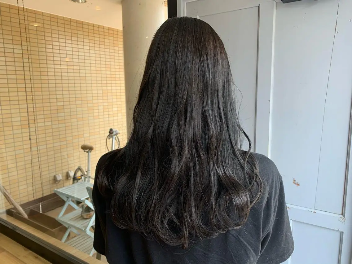 ロング カラー 黒髪 ブルーカラー ブルーブラック ヘアカラー トリートメント ツキダテ ユイのヘアスタイル