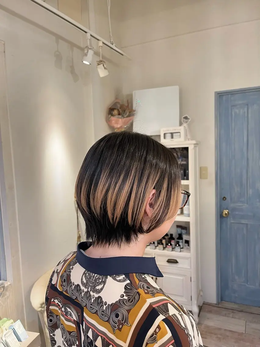 ショート カラー ブリーチ よこもり あいのヘアスタイル