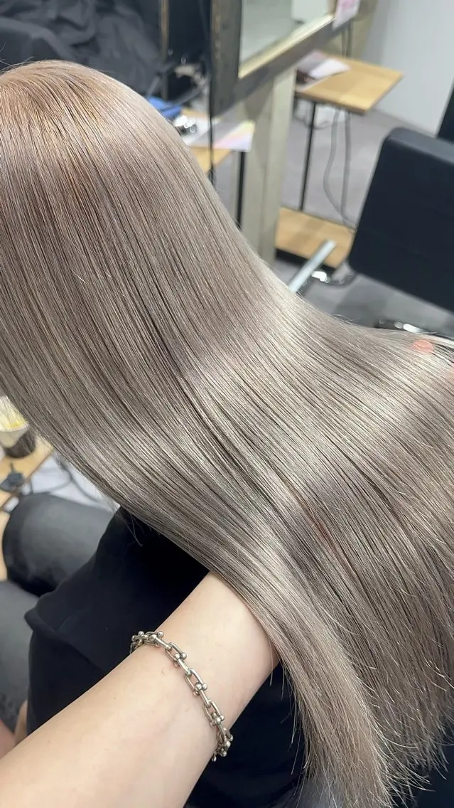 ロング ヘアカラー トリートメント 瀧優華ハイトーン/ 大人レイヤー🩵のヘアスタイル