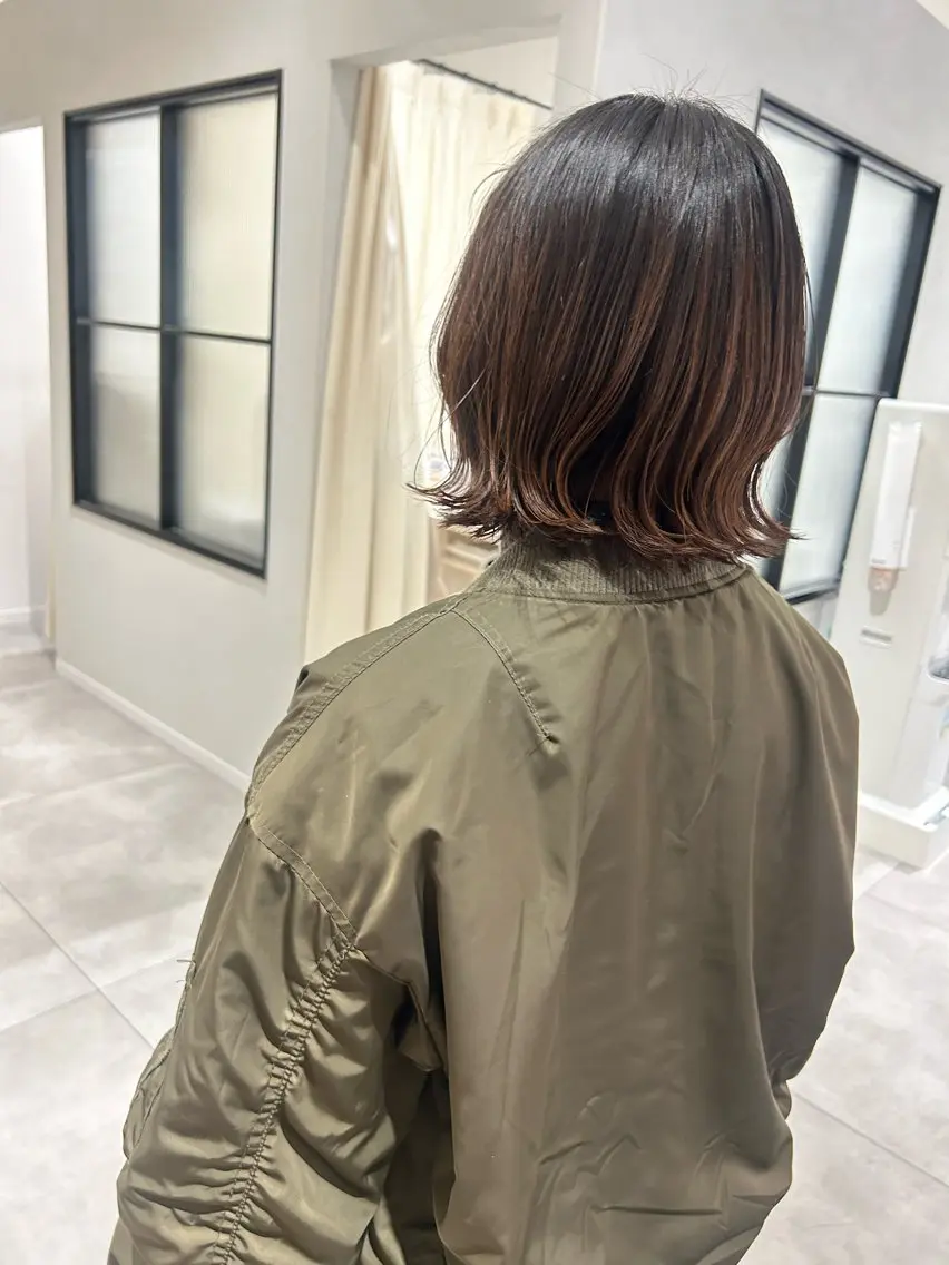 ミディアム 外ハネヘア カット オリーブベージュ/ ブリーチなし透明感のヘアスタイル
