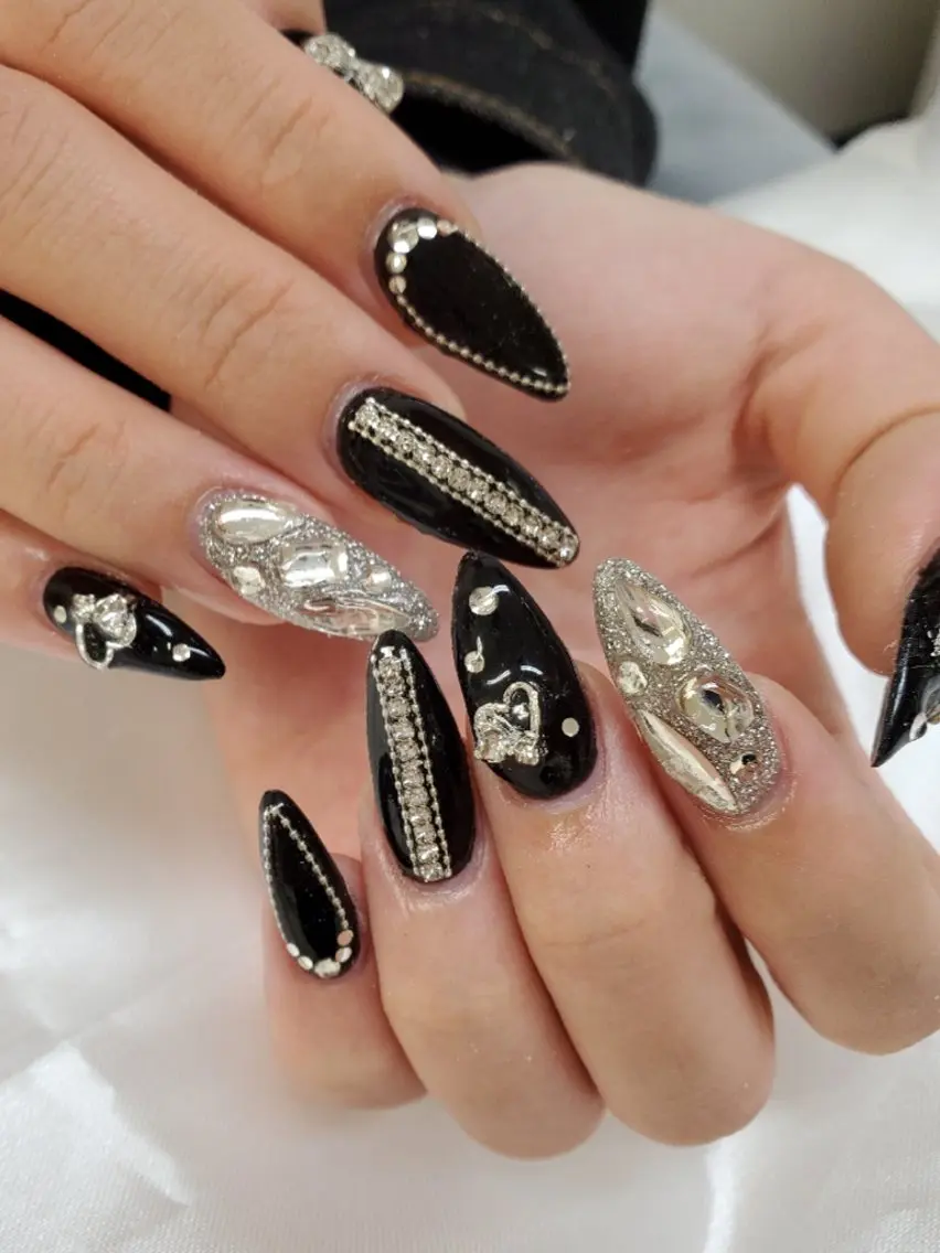 ネイル キラキラネイル シルバー ワンホンネイル ハンドネイル Nail 🌱TSUBASAのネイルデザイン