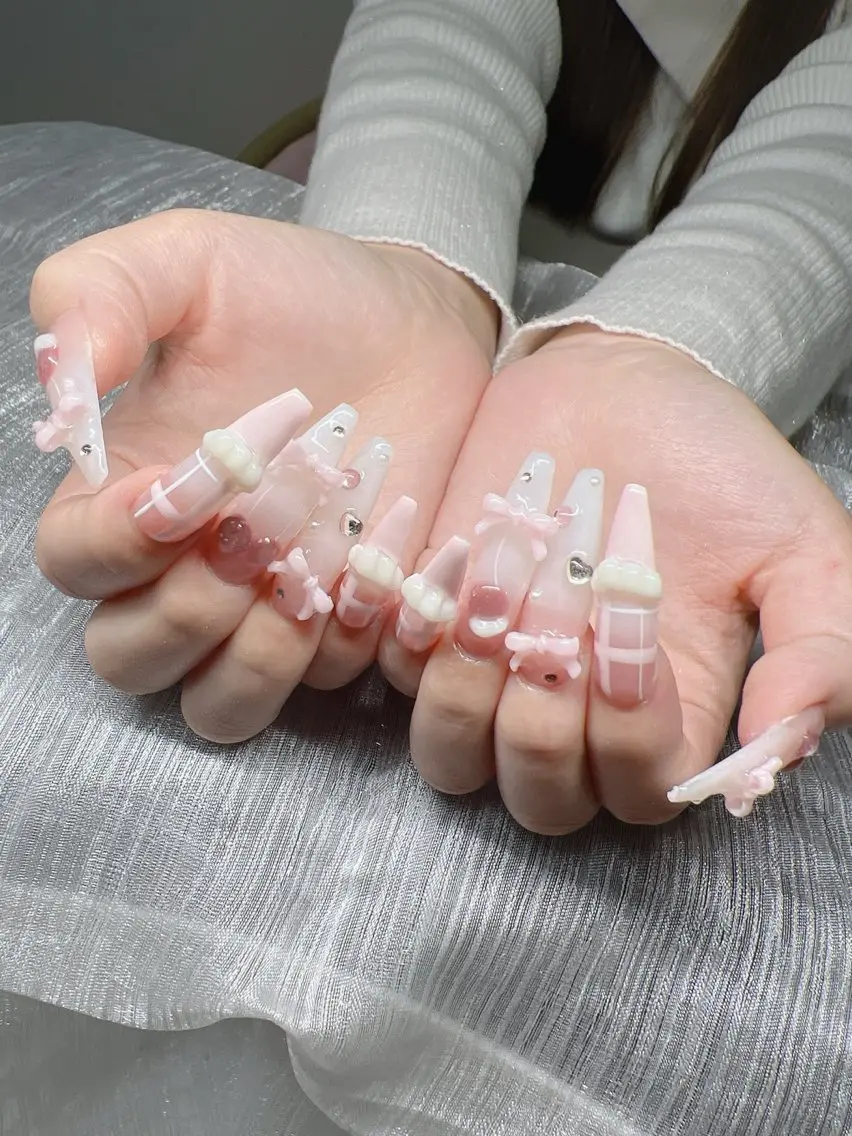 ネイル 長さ出し グラデーション 卒業式 キラキラネイル マグネットネイル Lee Nailsのネイルデザイン