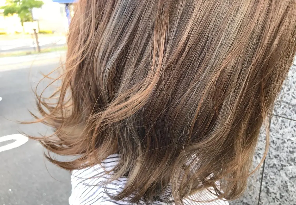 ミディアム カラー グレージュ ハイライトカラー ハイライト Oopsレイヤー 加藤澄都のヘアスタイル