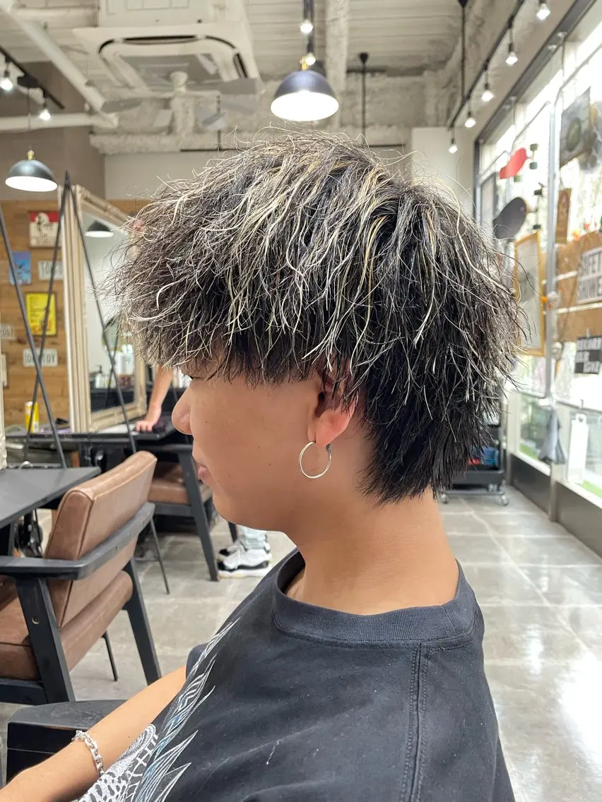 カラー パーマ メンズ メンズハイライト マッシュウルフ マッシュ メンズパーマ メンズツイストパーマ 鈴木 崇之のヘアスタイル