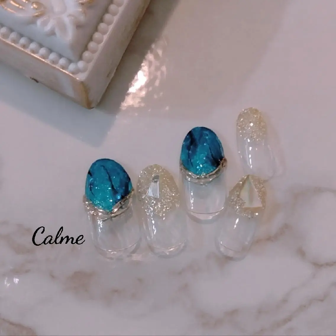 ネイル ブルー キラキラネイル ニュアンスネイル ハンドネイル CALME ♡のネイルデザイン