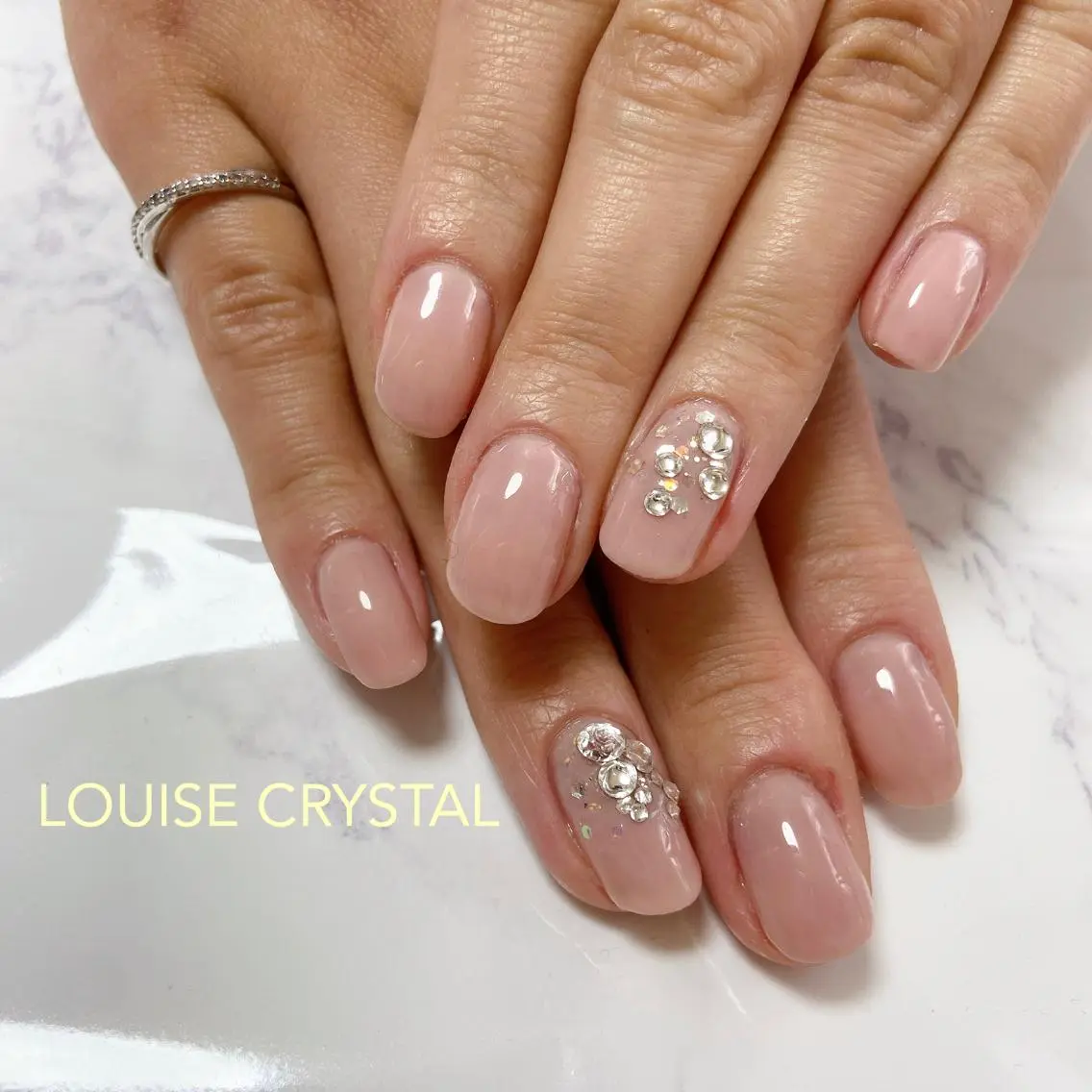 ネイル オフィスネイル シンプルネイル ストーンネイル ハンドネイル LOUISE CRYSTALのネイルデザイン