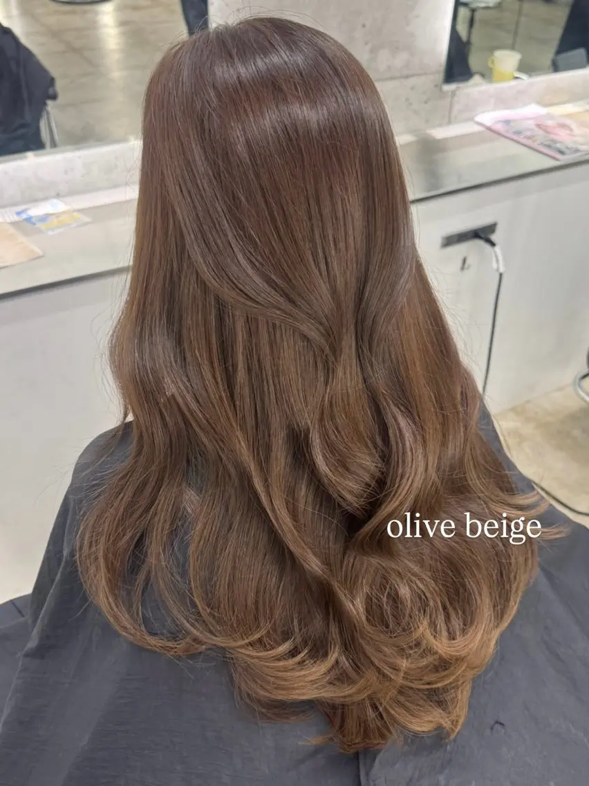 ロング カラー ベージュカラー オリーブベージュ ヘアカラー maho / 韓国風艶カラー🌙のヘアスタイル
