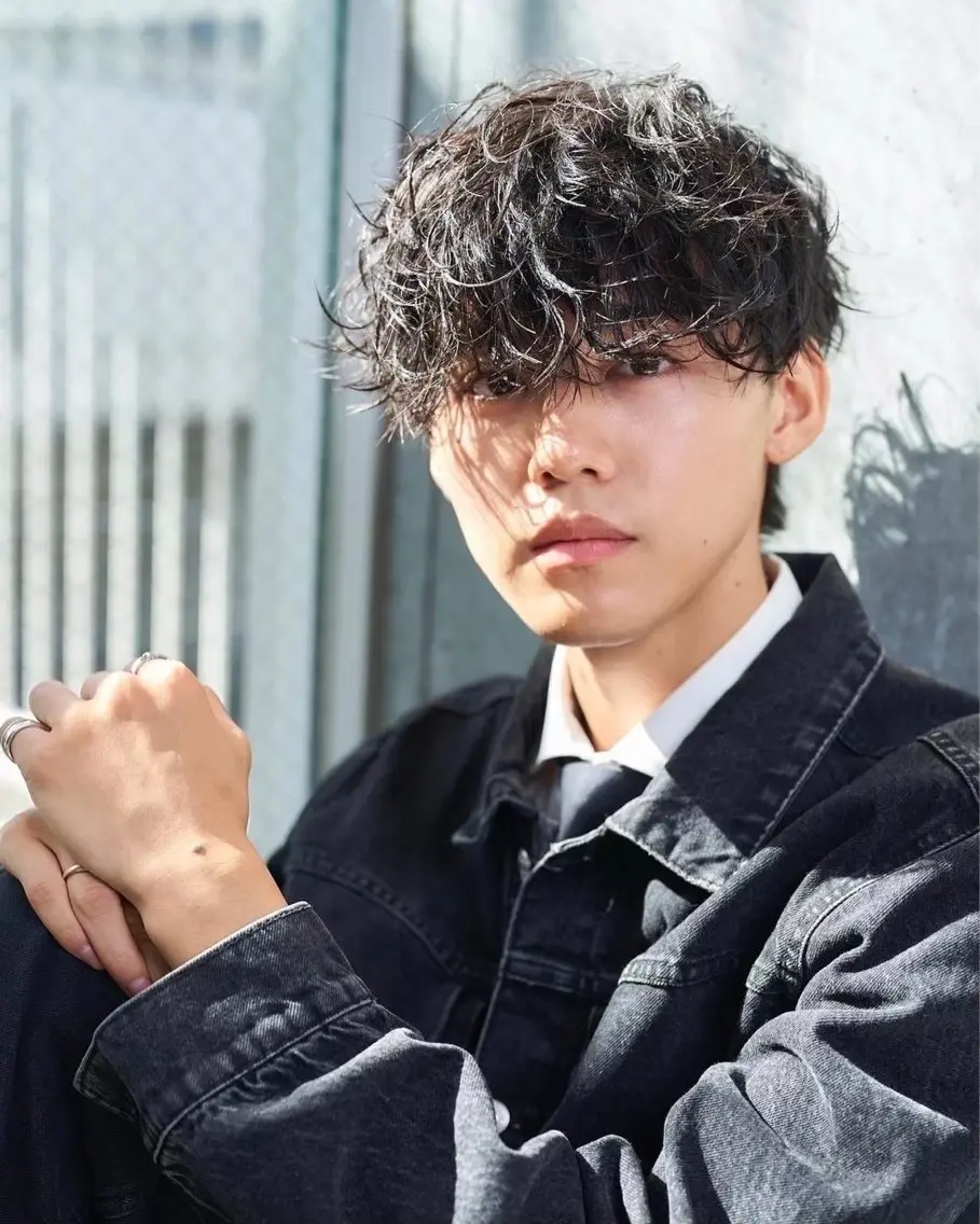 パーマ メンズ メンズバレイヤージュ メンズブリーチ メンズハイライト メンズハイトーン メンズインナーカラー カット パーマ トリートメント ☁️かずき☁️青.紫 推し活カラー💫のヘアスタイル