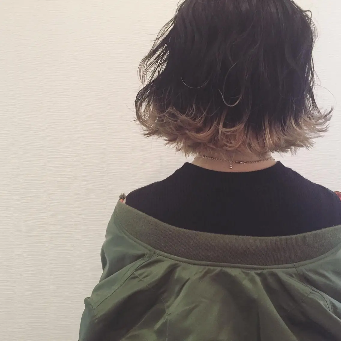 ミディアム カラー 黒髪 ブリーチ ダブルカラー パープルカラー シルバー 池田 真由美のヘアスタイル