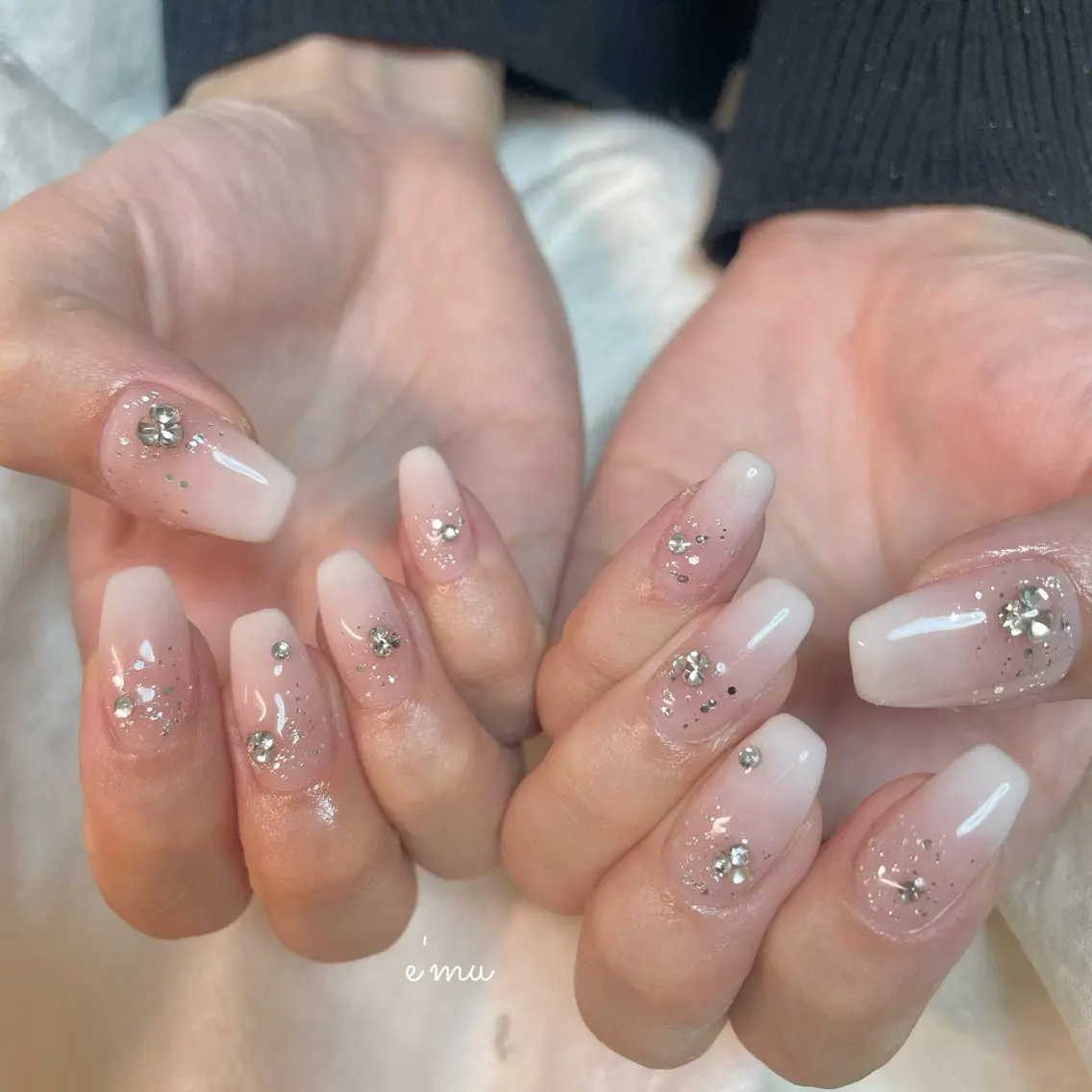 ネイル キラキラネイル ホワイト ハンドネイル nail salon e'mu💐のネイルデザイン