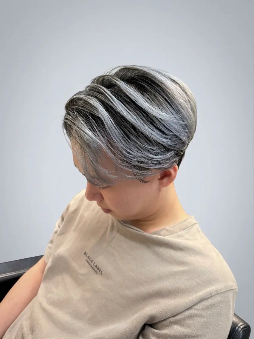 カラー メンズ メンズバレイヤージュ メンズブリーチ センターパート メンズメッシュ バレイヤージュ カット ヘアカラー 心斎橋メンズサロン リベルテグリットのヘアスタイル