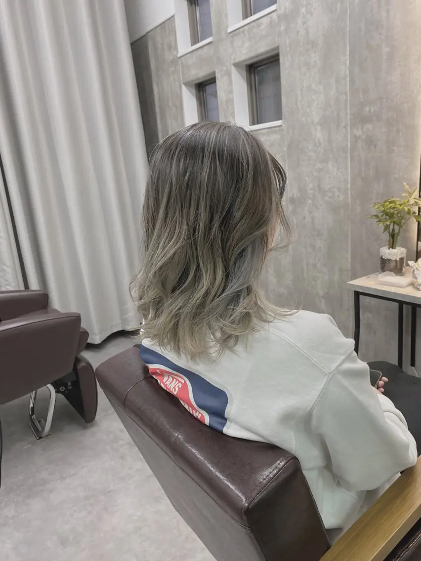 セミロング カラー バレイヤージュ ブリーチ ハイライトカラー ハイライト レイヤーカット 1席のみの 美容室IKKIのヘアスタイル