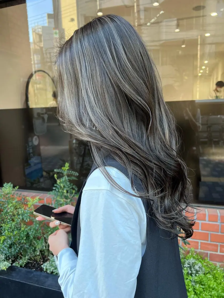 最近話題の👀🌈白髪ぼかしハイライト👩‍🦳(ブリーチ込み)の写真