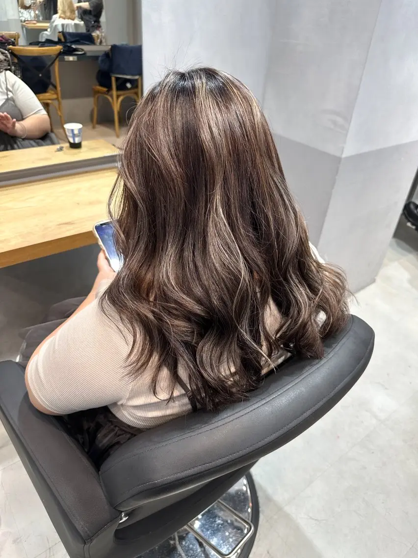 セミロング カラー ヘアカラー トリートメント 🌟ハイライト/ハイ トーン🌟MIKIのヘアスタイル