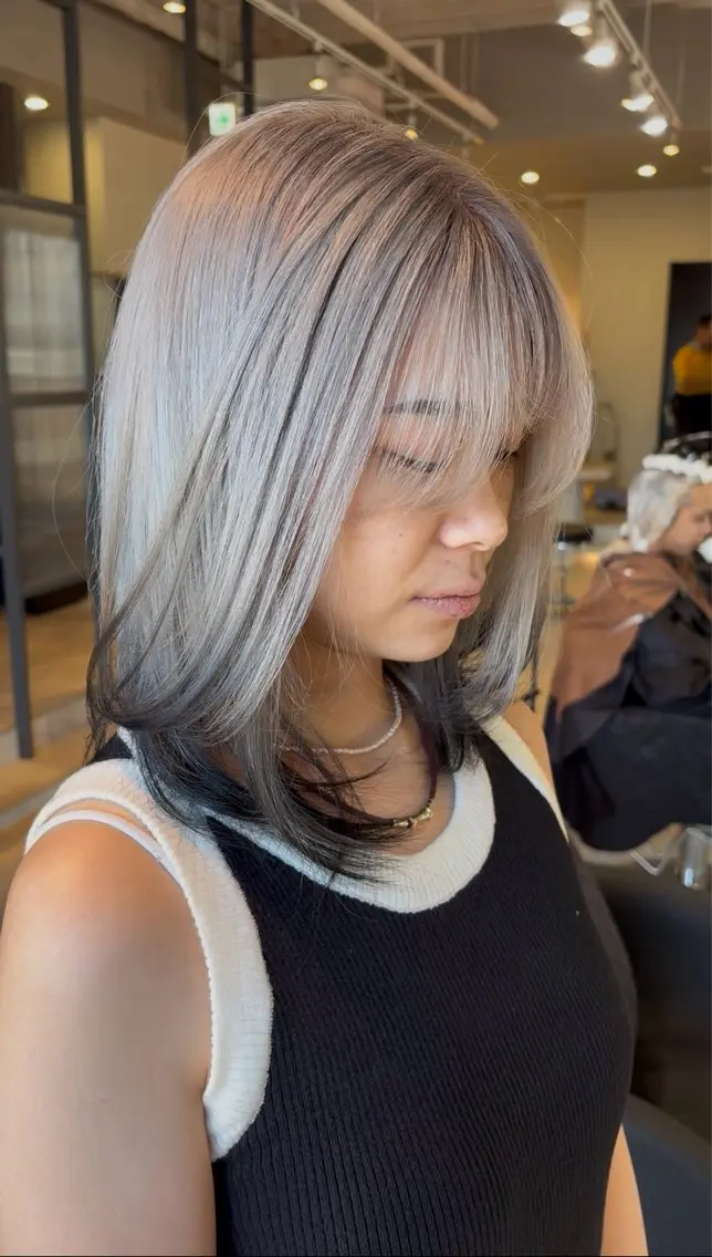 セミロング ヘアカラー HIRO ✂︎のヘアスタイル