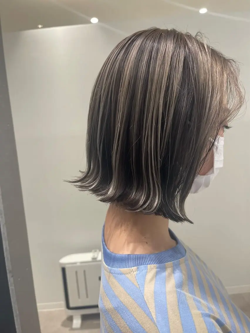 ミディアム カラー アッシュ シルバー シルバーアッシュ ヘアカラー 臺 佳連のヘアスタイル