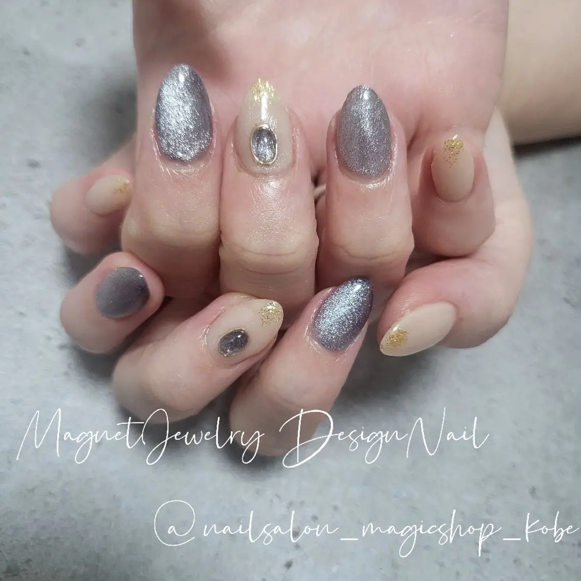ネイル ジェルネイル ゴールド ゴージャス マグネットネイル ネイビー ハンドネイル Nailsalon MagicShopのネイルデザイン
