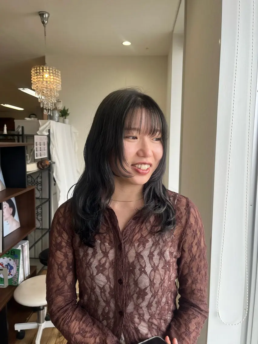 ミディアム カット 喜屋武 美月のヘアスタイル