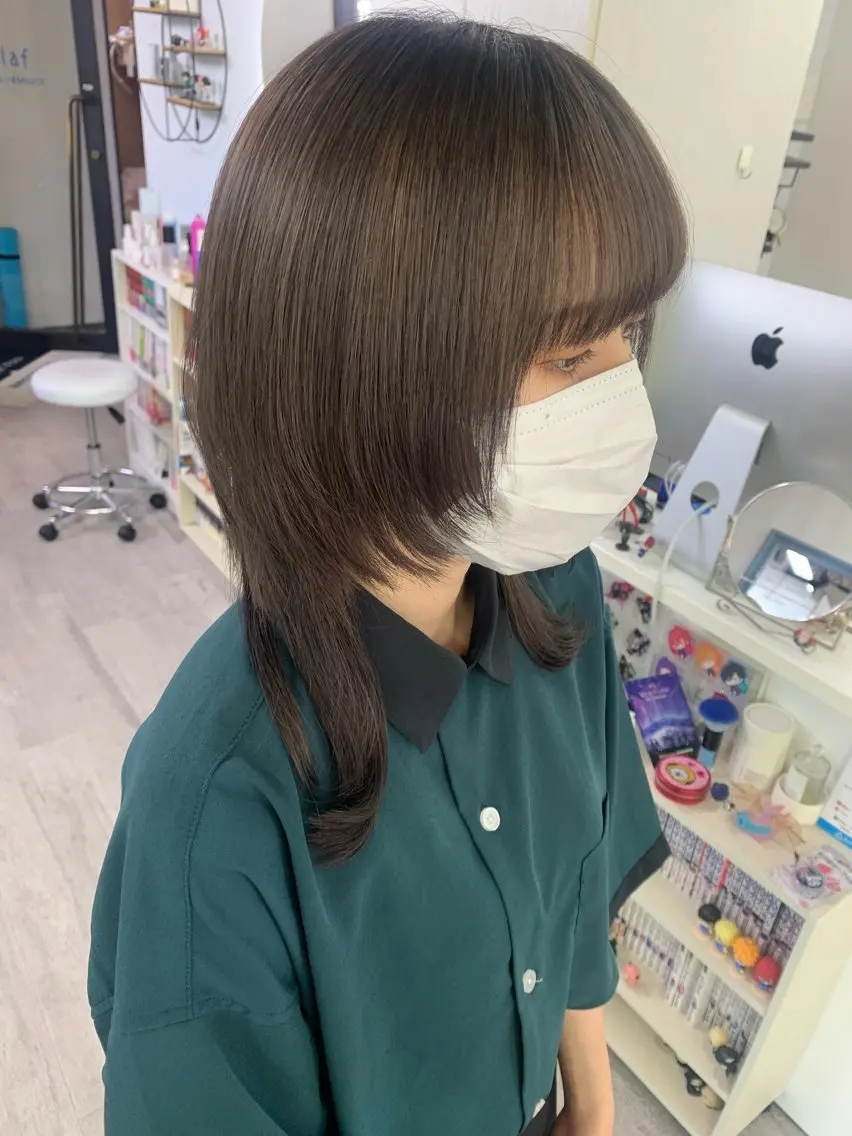 ミディアム カラー グレージュ ウルフカット 坂井 水菜美のヘアスタイル